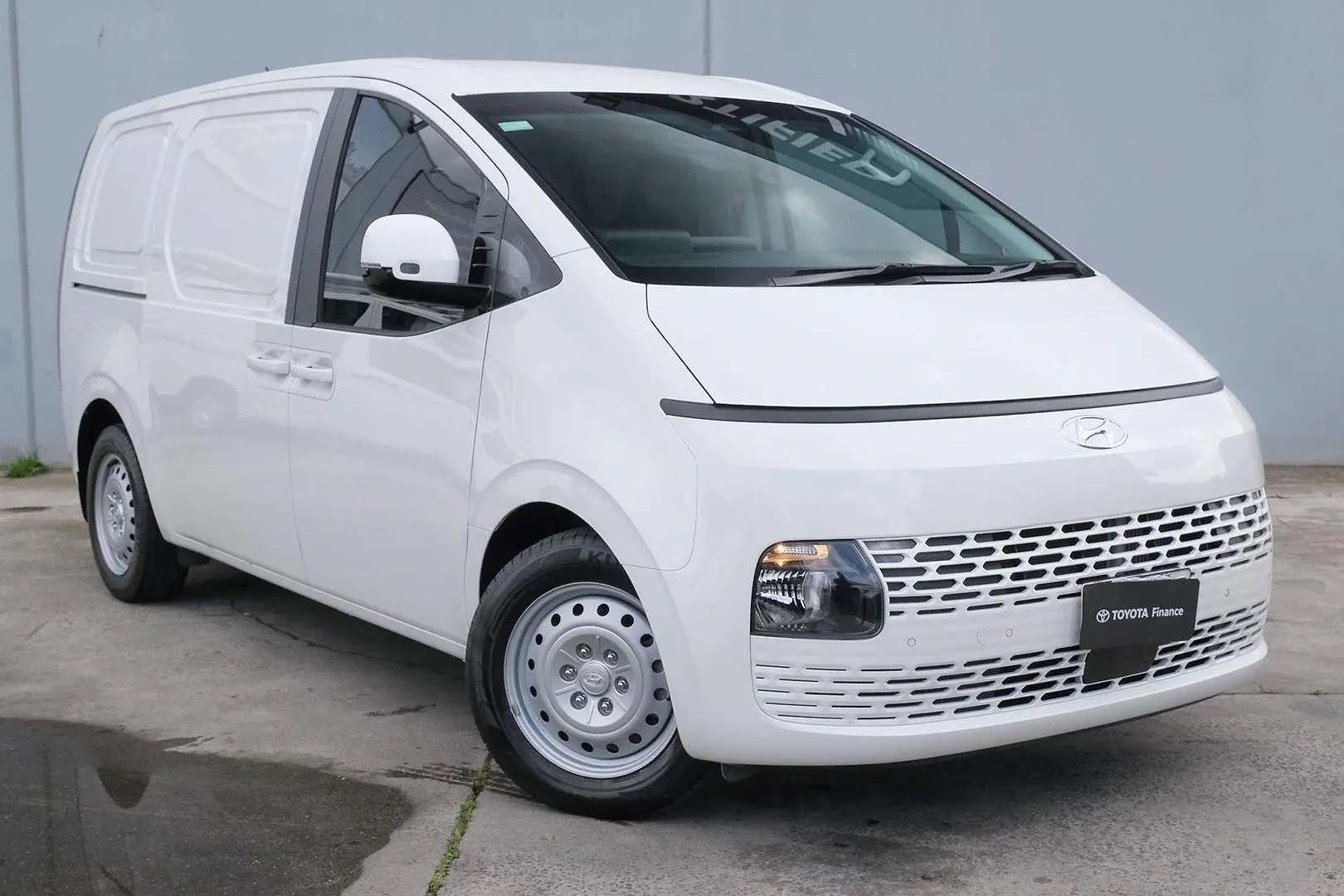 2022 Hyundai STARIA Gallery Image 1