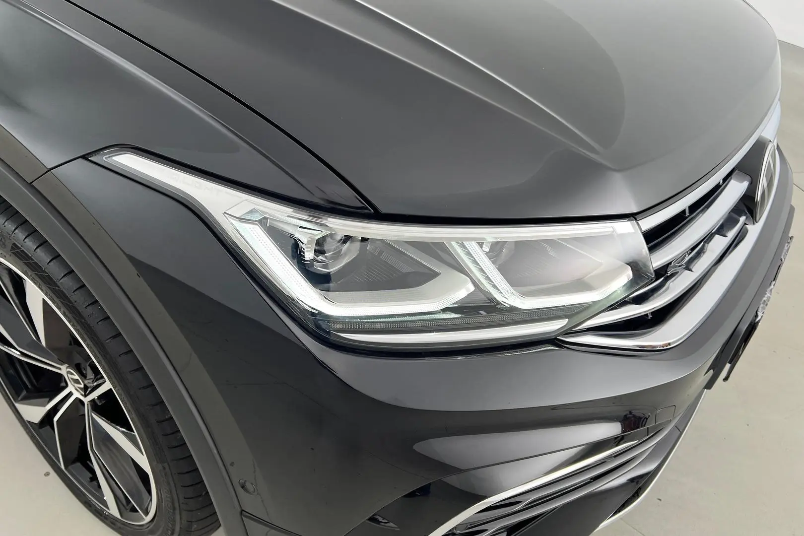 2024 Volkswagen Tiguan Gallery Image 2