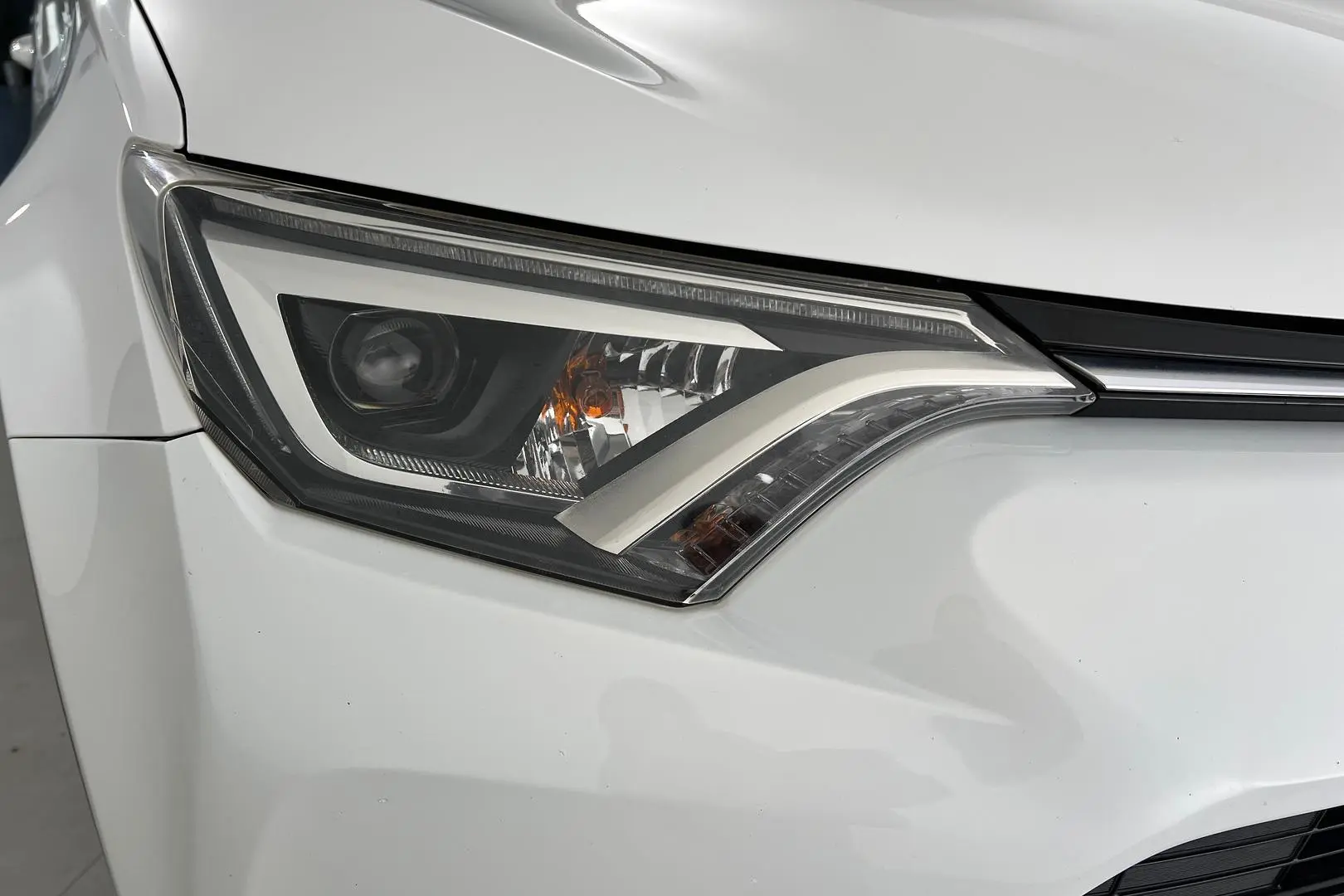 2017 Toyota RAV4 Gallery Image 2