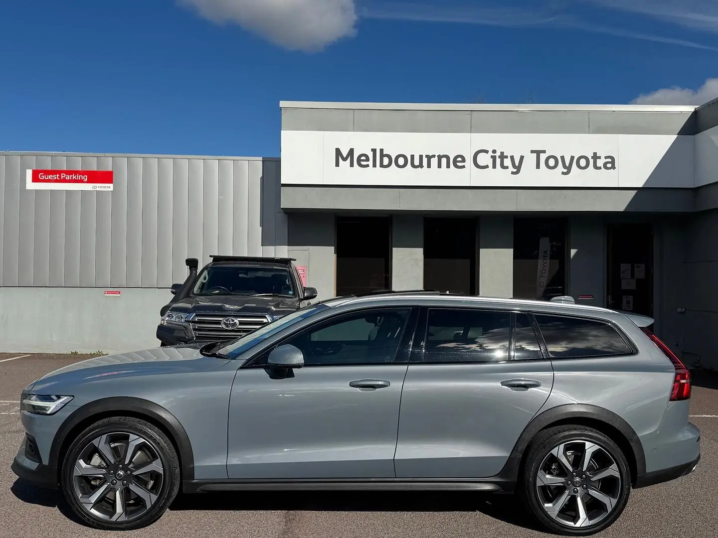 2021 Volvo V60 Cross Country Gallery Image 9