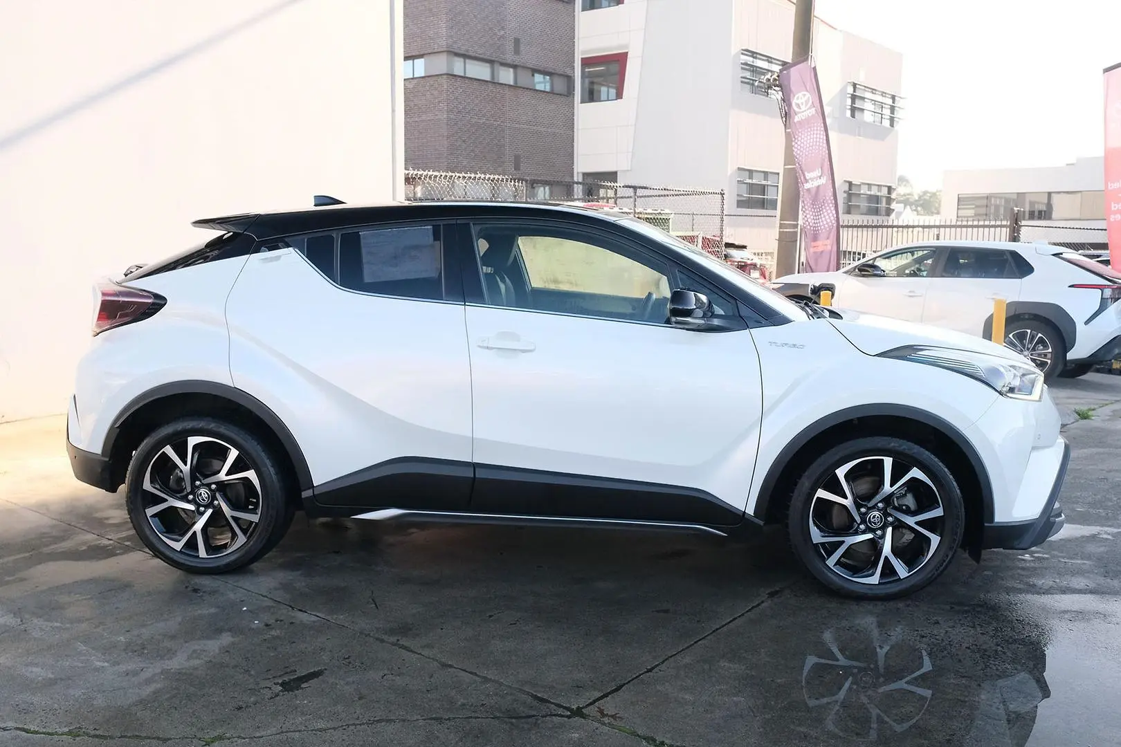 2018 Toyota C-HR Gallery Image 5