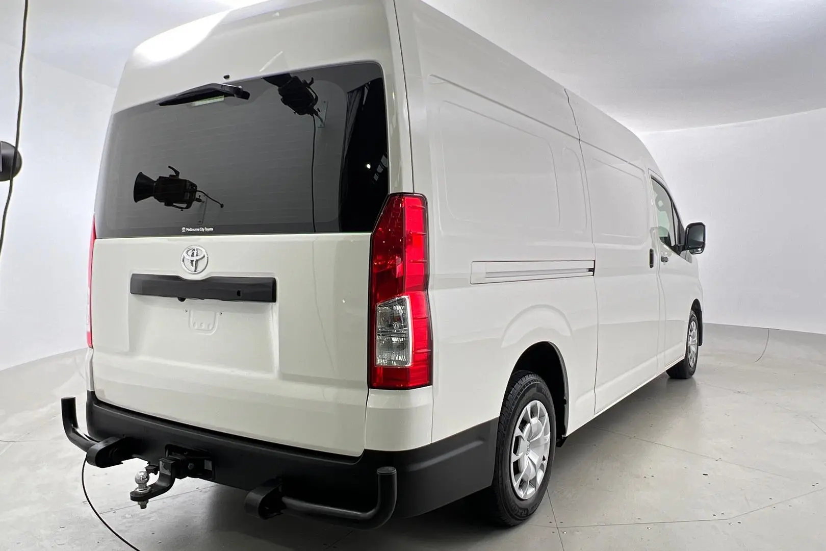 2022 Toyota Hiace Gallery Image 8