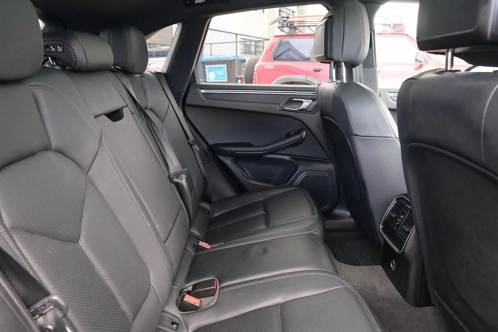 2020 Porsche Macan Gallery Image 12