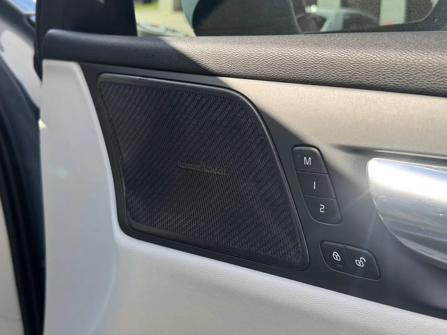 2021 Volvo V60 Cross Country Gallery Image 16