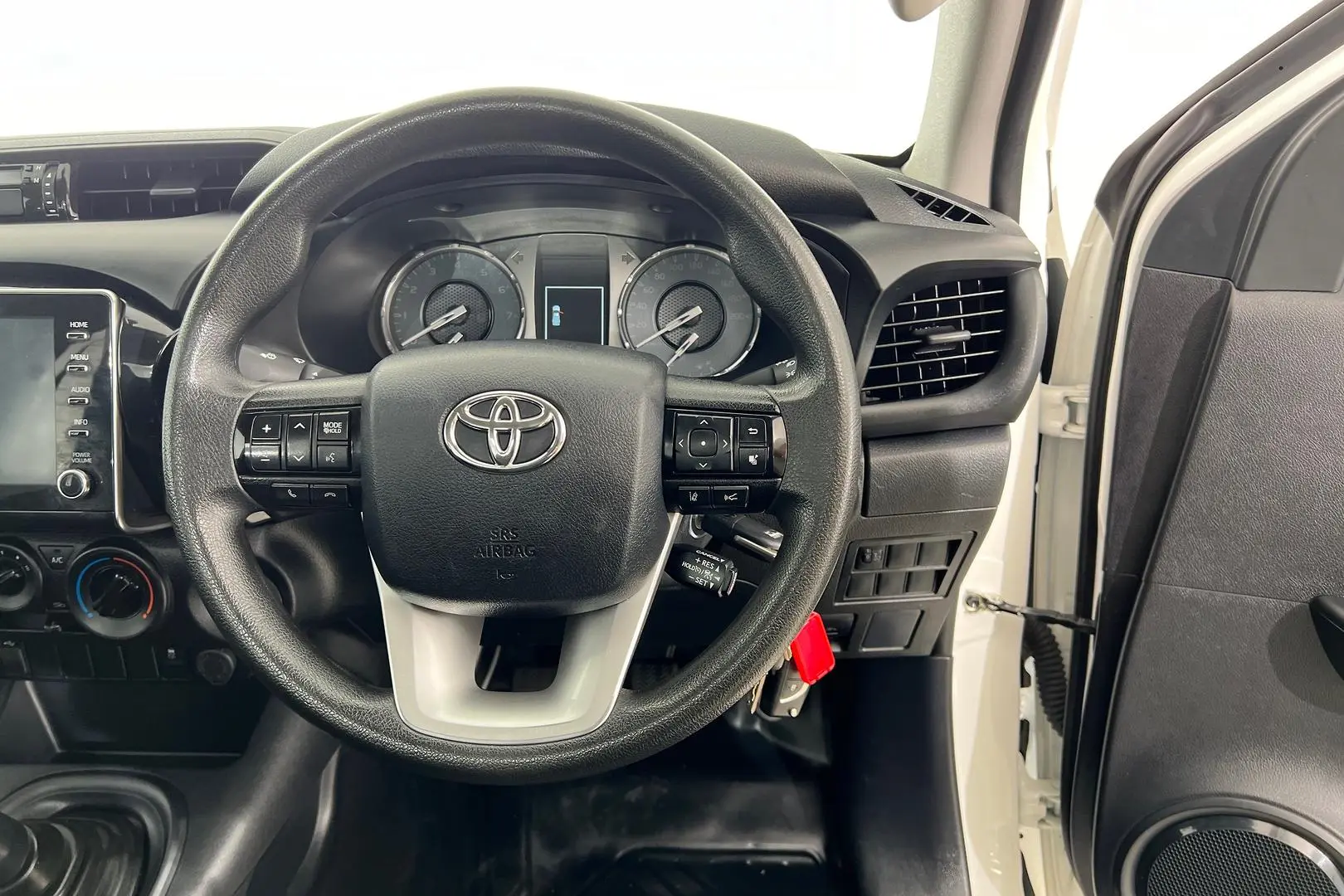 2021 Toyota Hilux Image 15