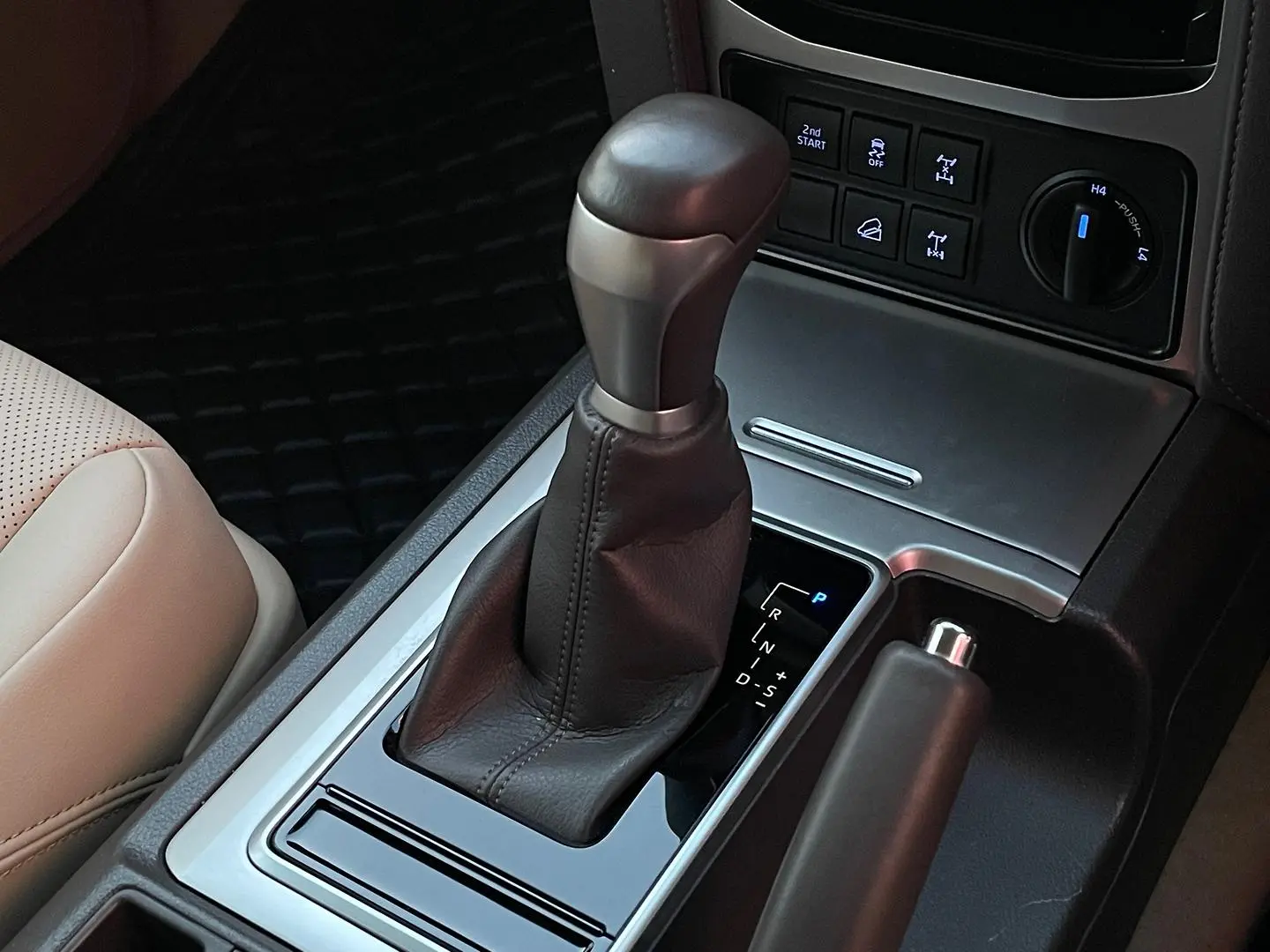 2023 Toyota Landcruiser Prado Gallery Image 23