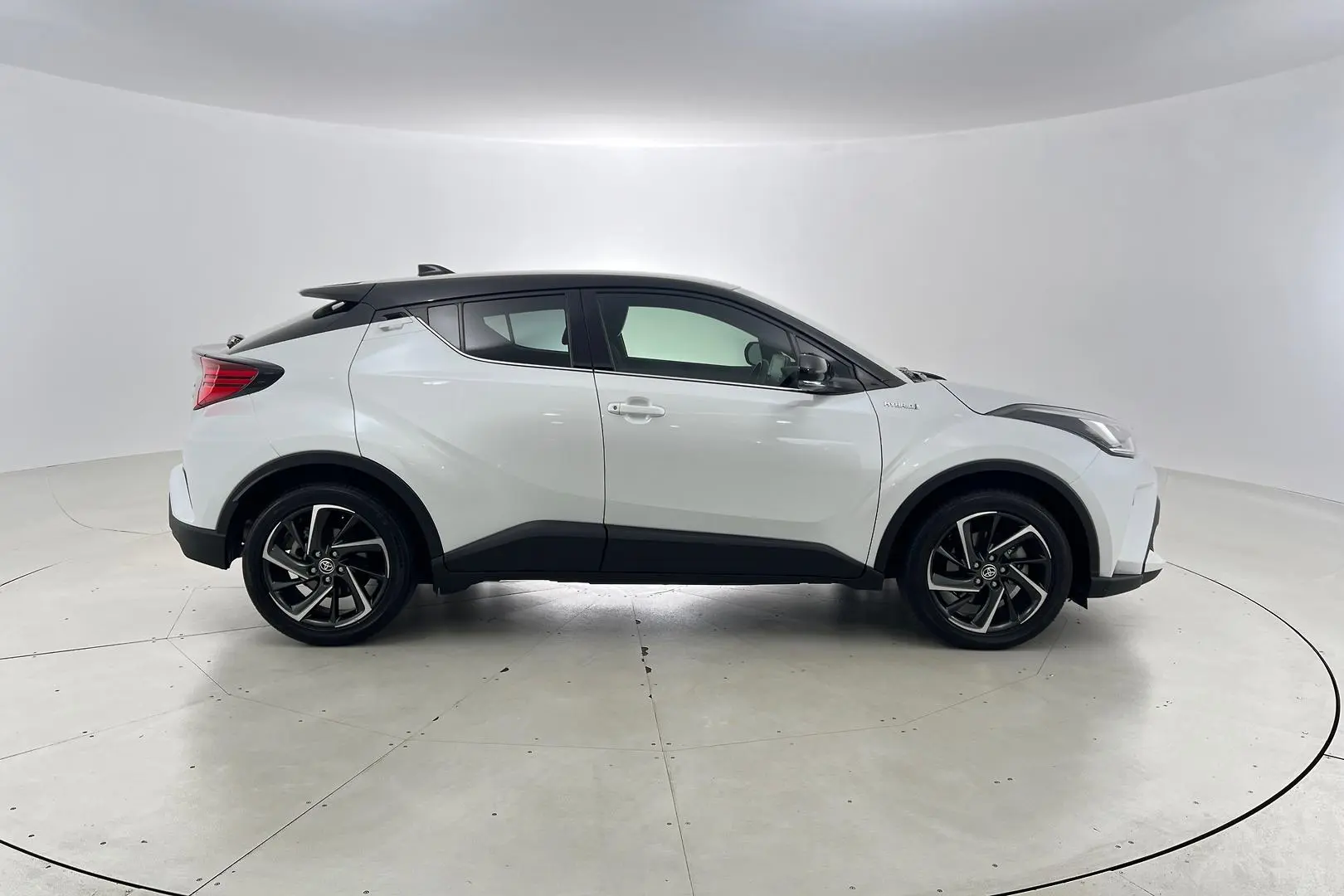 2022 Toyota C-Hr Gallery Image 4