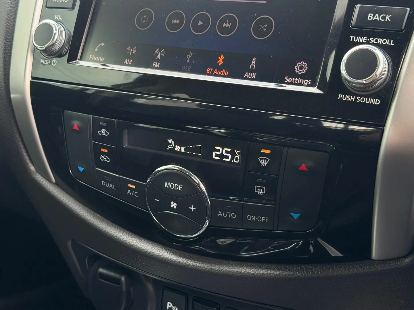 2020 Nissan Navara Gallery Image 18