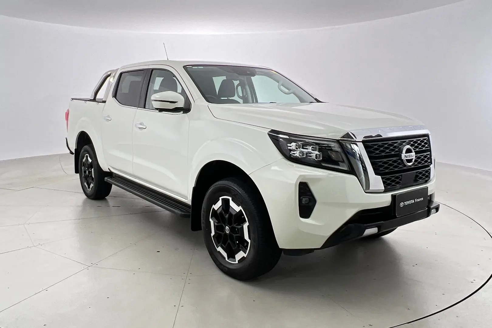 2021 Nissan Navara Gallery Image 1