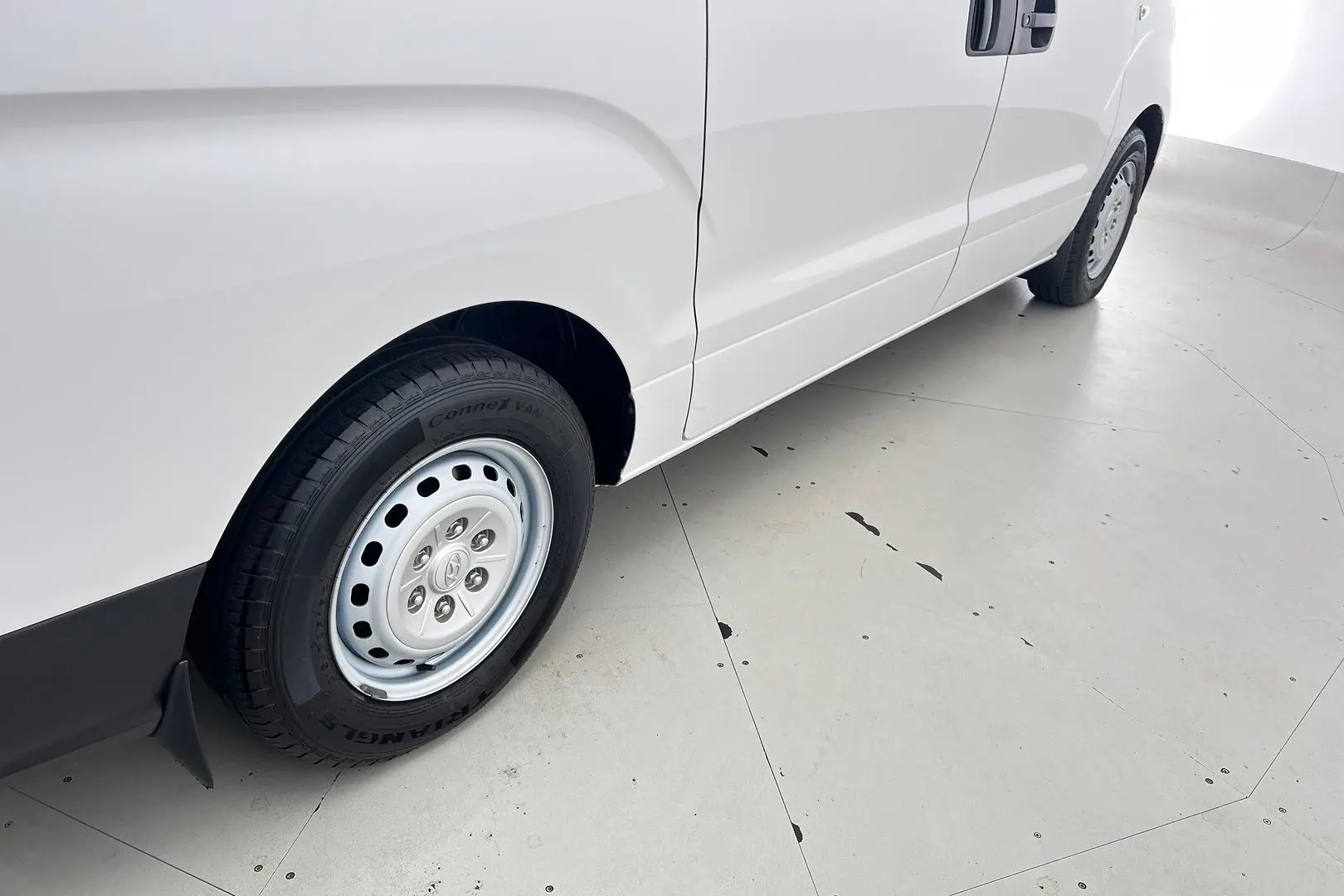2021 Hyundai iLoad Gallery Image 5