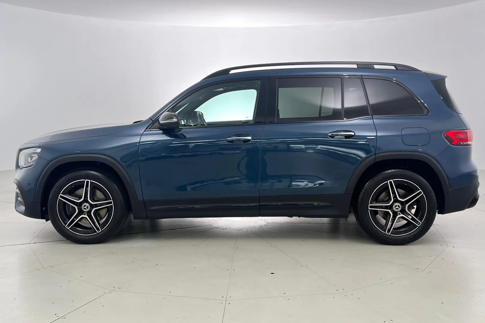 2021 Mercedes-Benz GLB-Class Gallery Image 8
