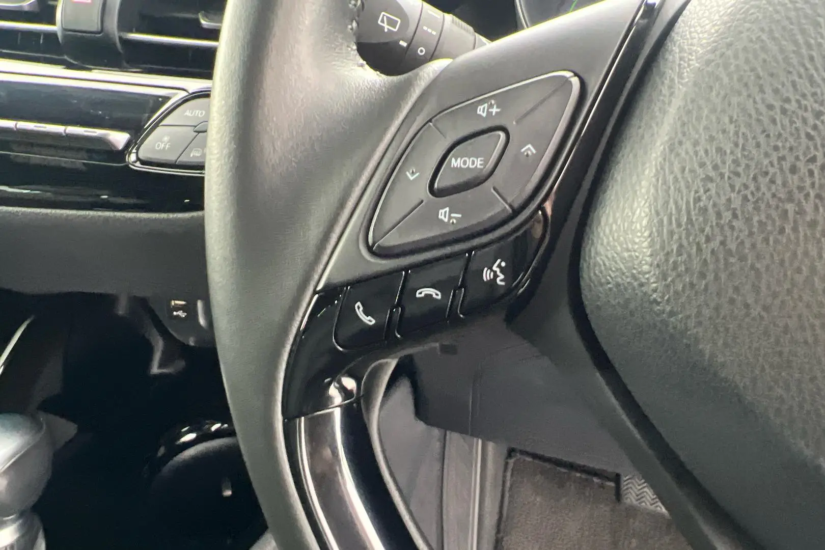 2022 Toyota C-HR Gallery Image 15