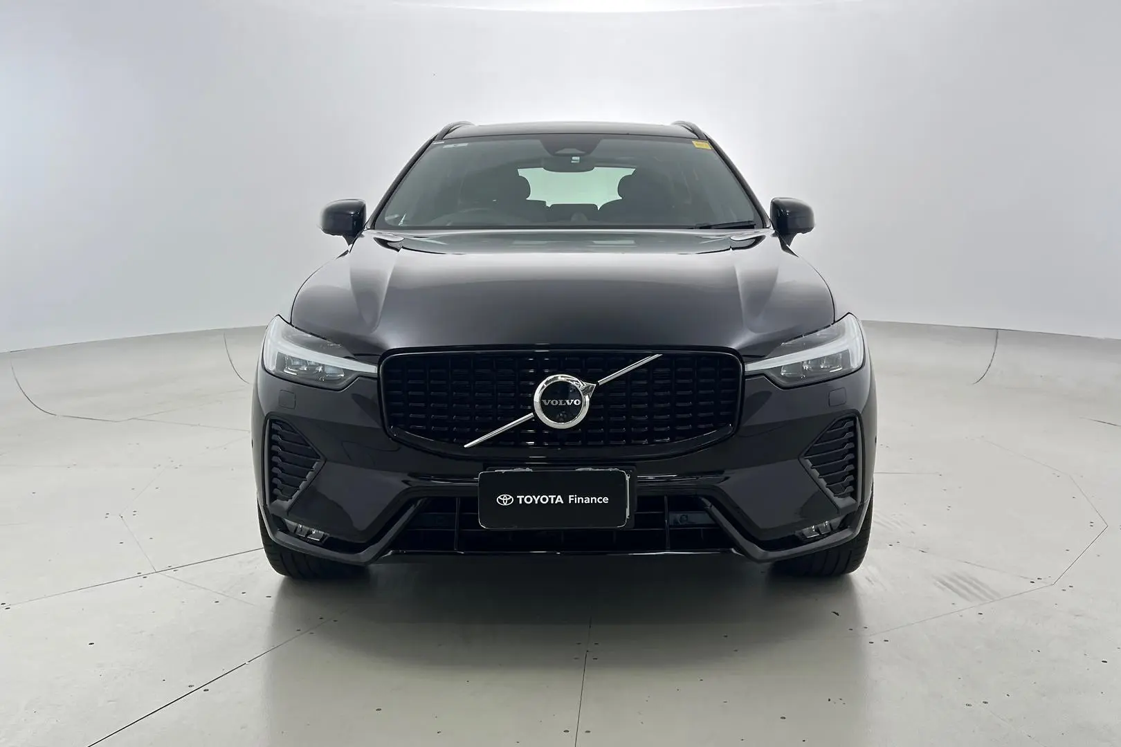 2021 Volvo XC60 Gallery Image 2