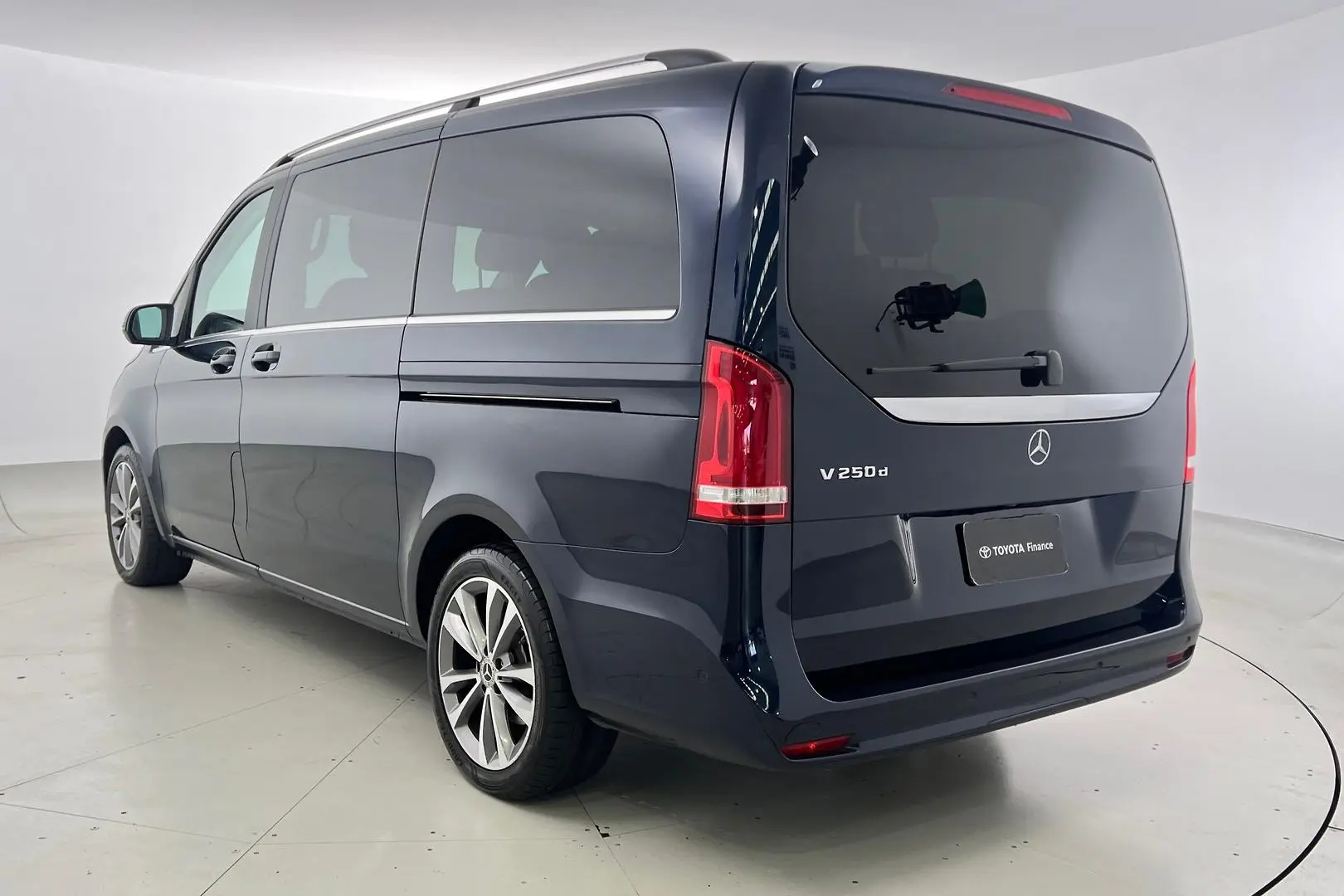 2021 Mercedes-Benz V-Class Gallery Image 7