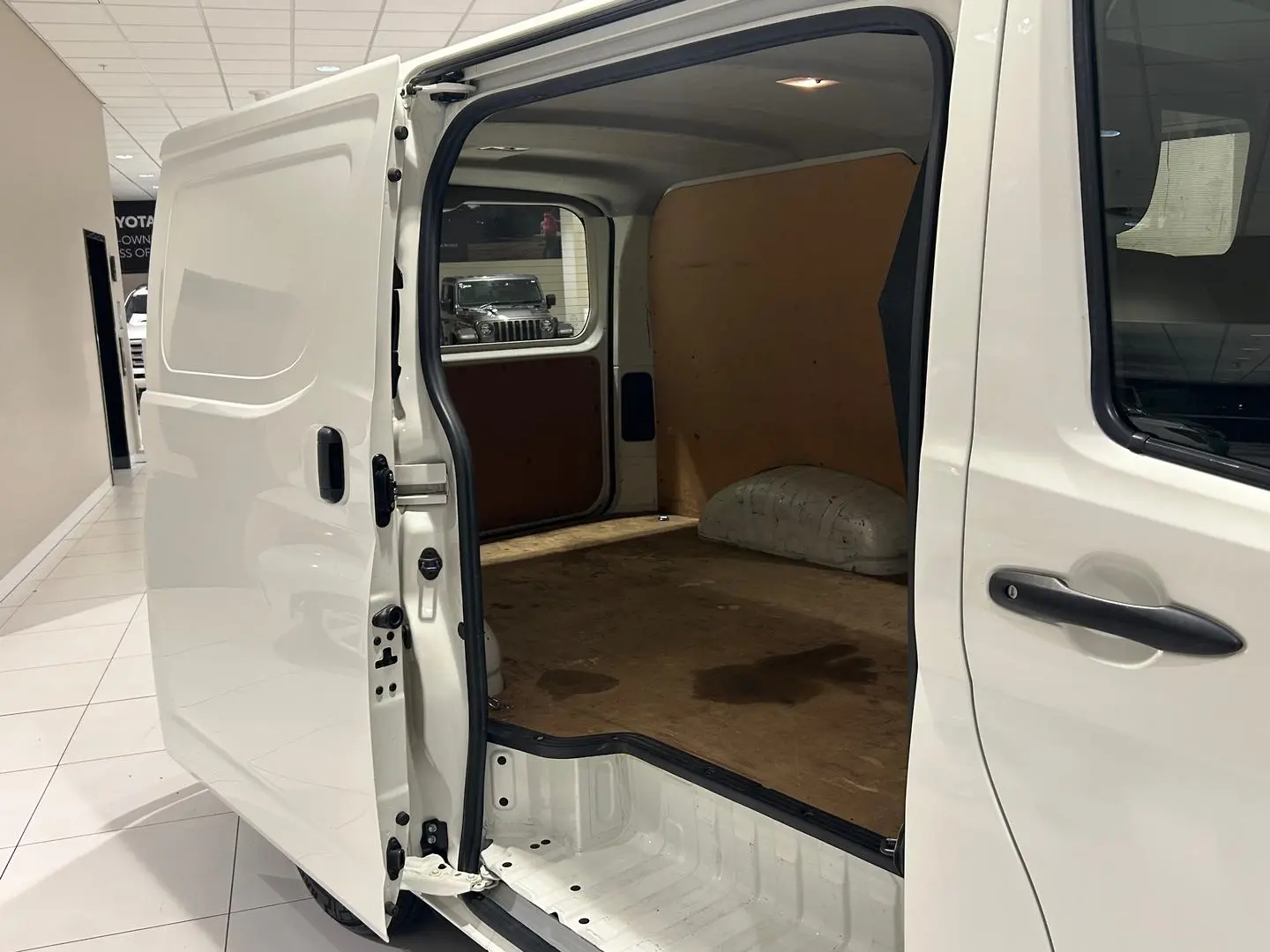2021 Toyota Hiace Gallery Image 12