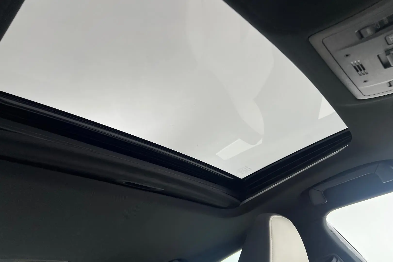 2021 Lexus IS Gallery Image 12