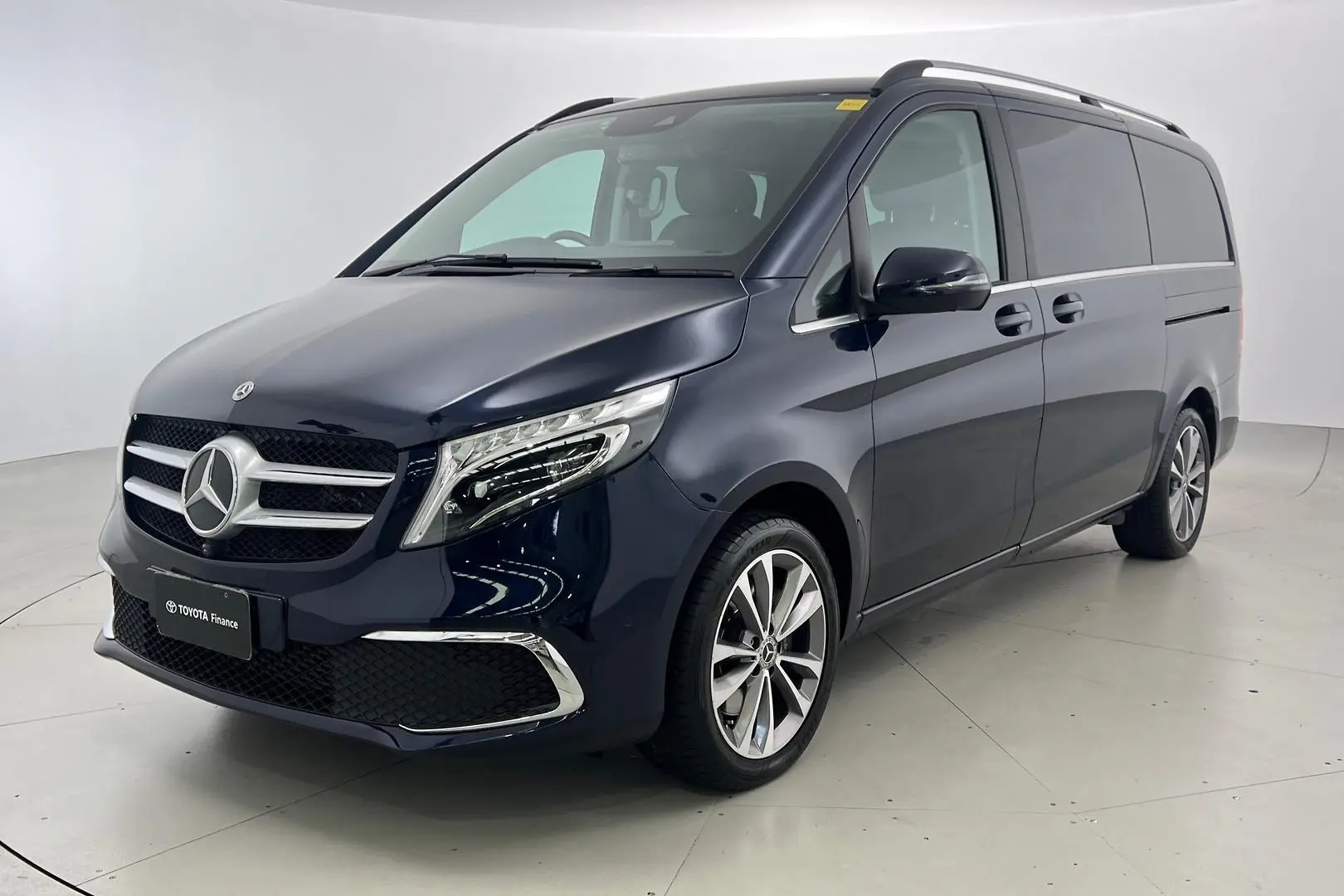 2021 Mercedes-Benz V-Class Gallery Image 9