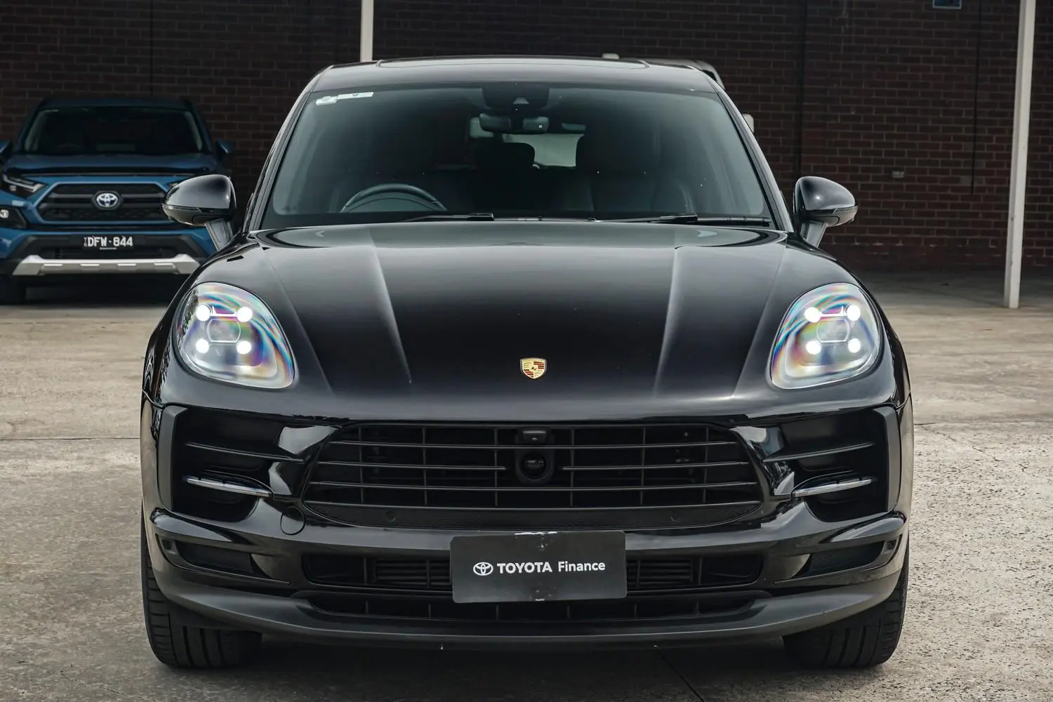 2021 Porsche Macan Gallery Image 3