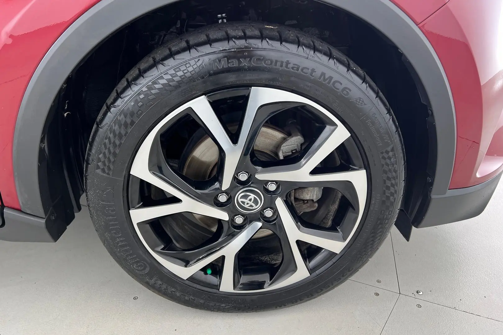 2018 Toyota C-HR Gallery Image 21