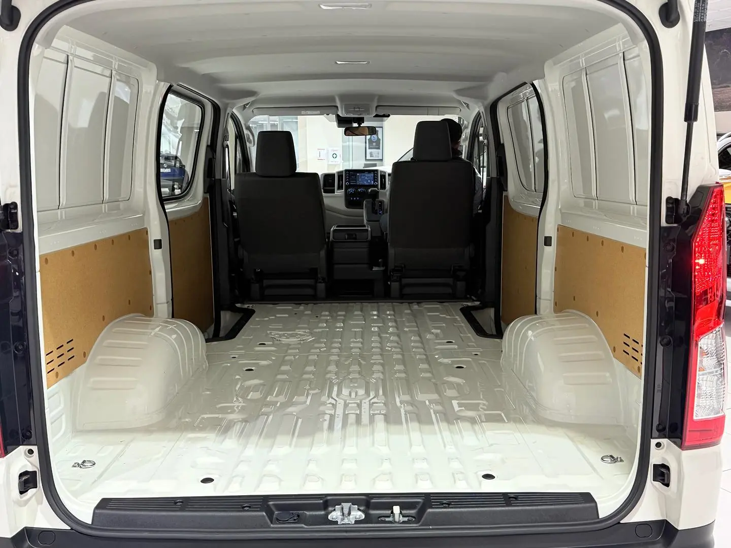 2022 Toyota Hiace Gallery Image 11