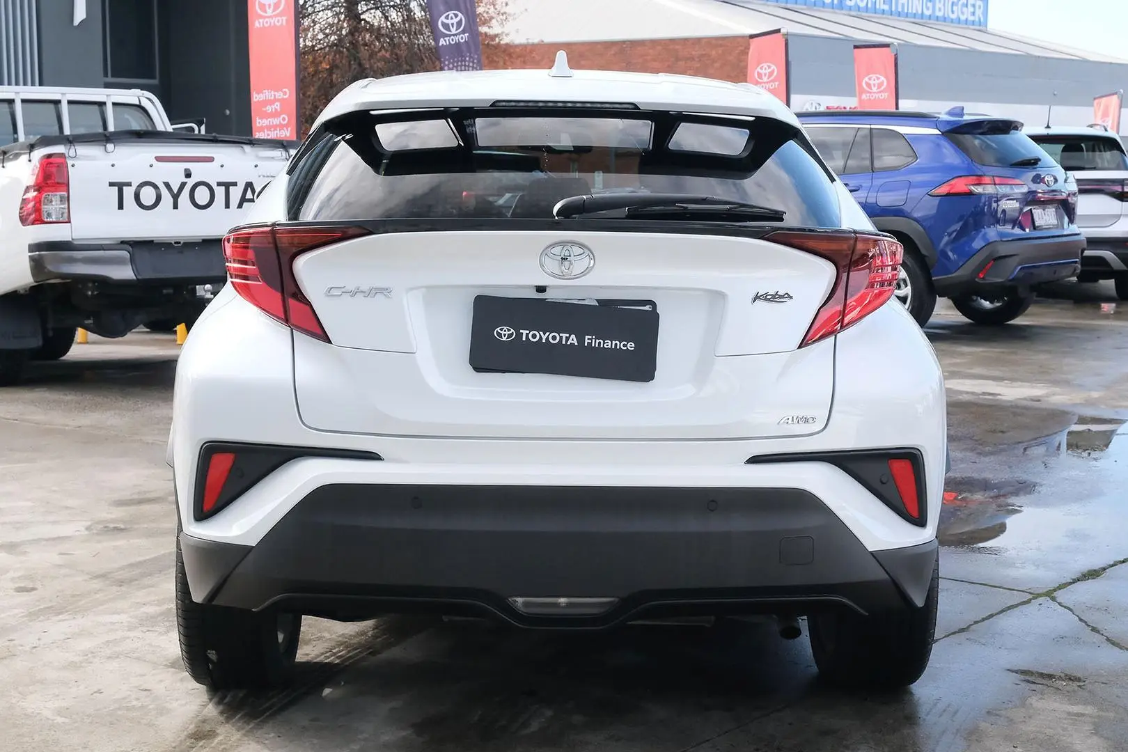 2022 Toyota C-HR Gallery Image 2