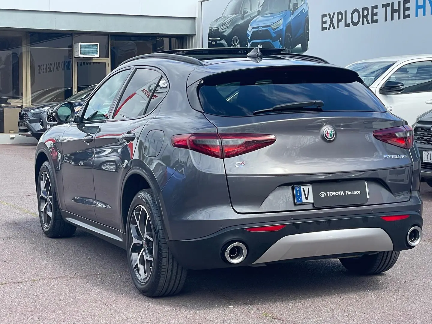 2018 Alfa Romeo Stelvio Gallery Image 7