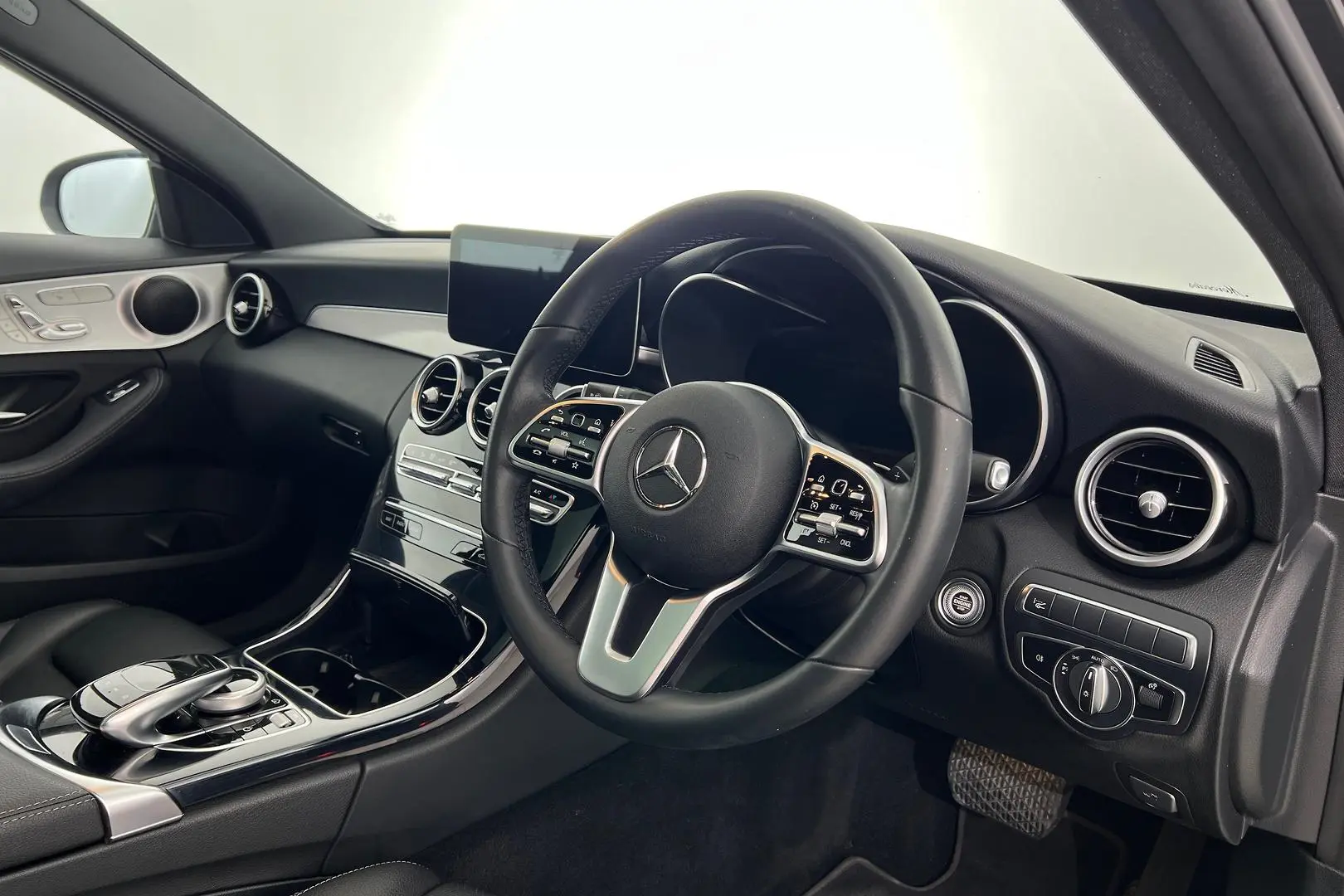 2020 Mercedes-Benz C-Class Gallery Image 3