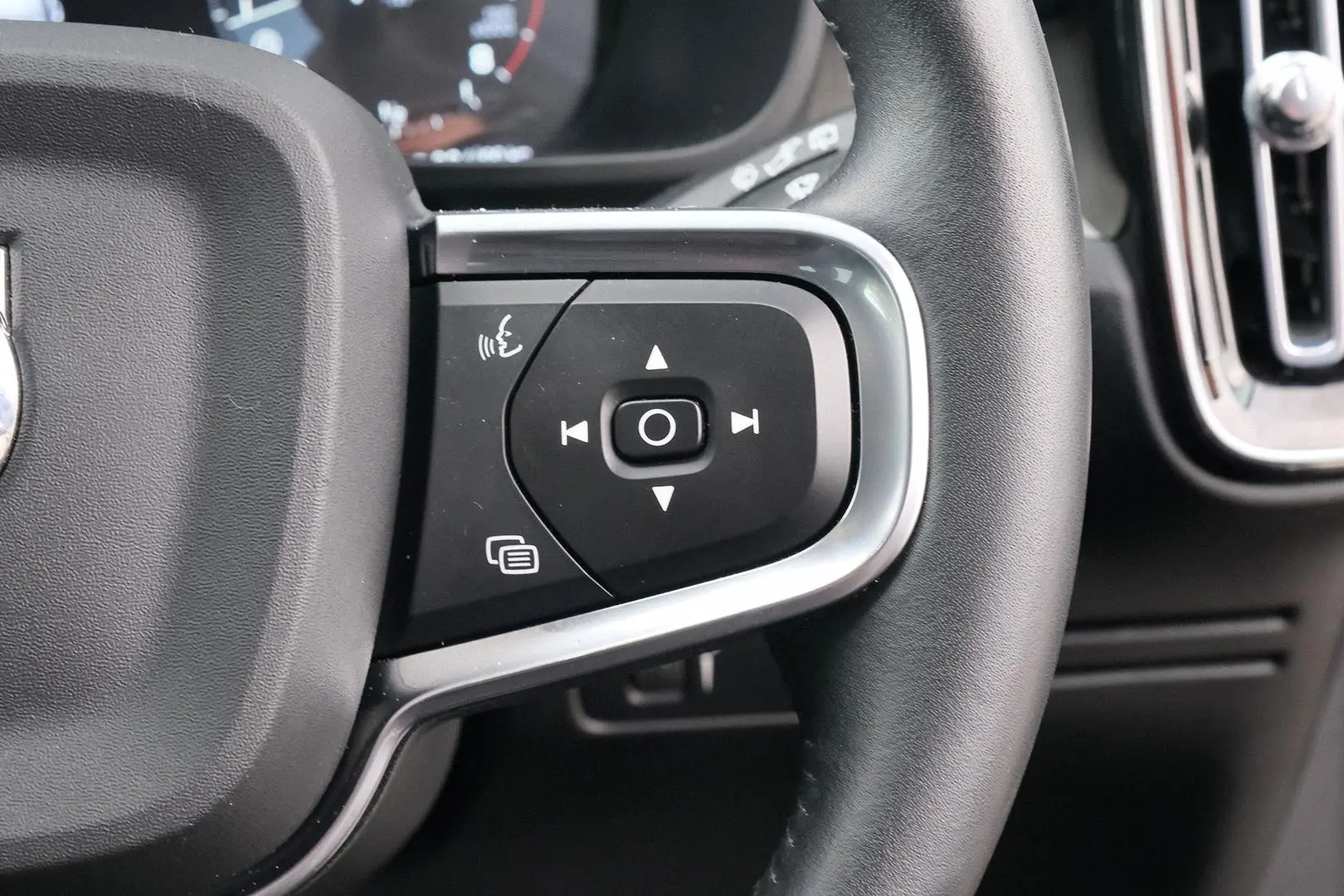2021 Volvo XC40 Gallery Image 10