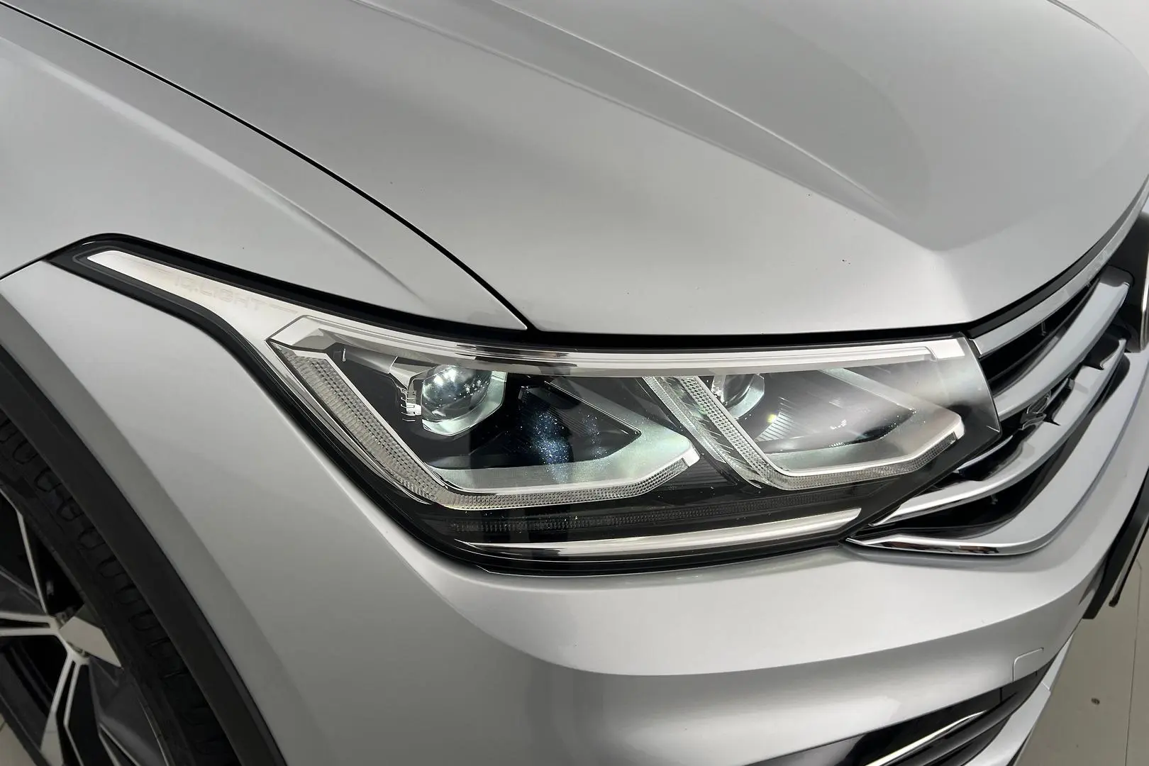 2021 Volkswagen Tiguan Gallery Image 2