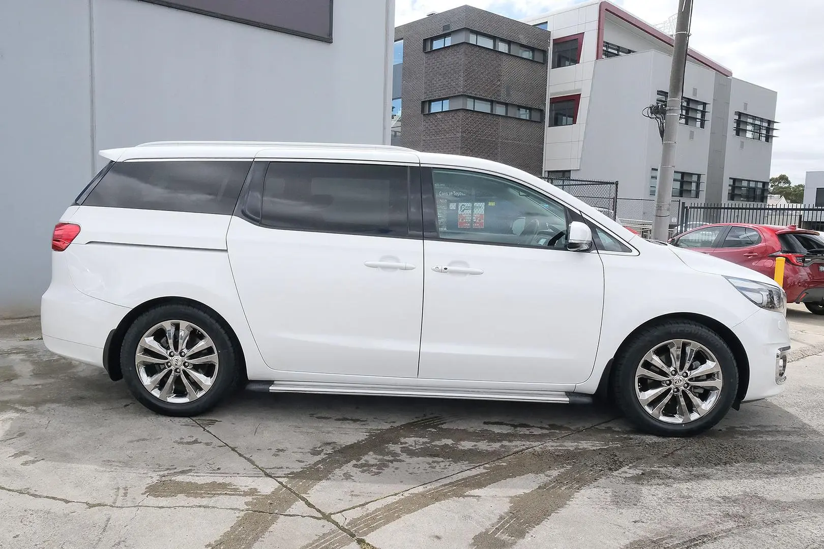 2017 Kia Carnival Gallery Image 5