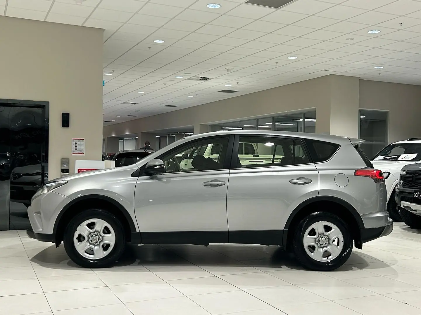 2017 Toyota RAV4 Gallery Image 6