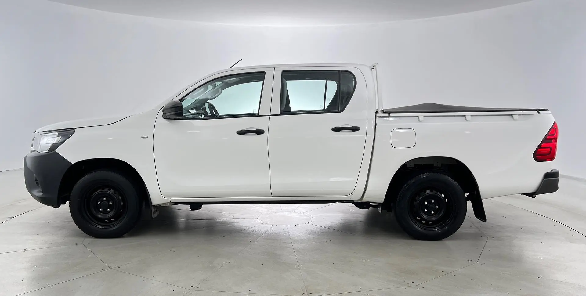 2019 Toyota Hilux Gallery Image 8