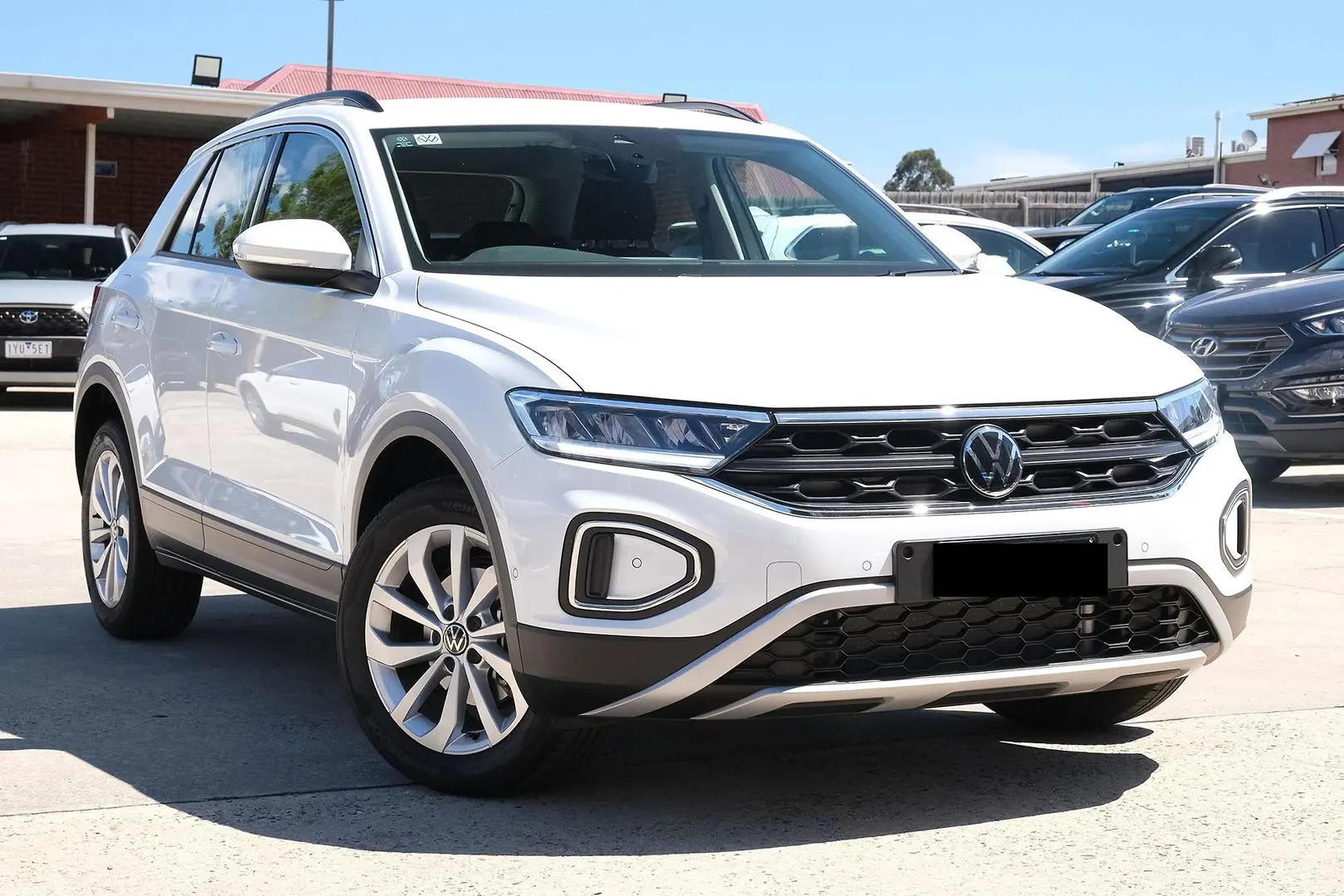 2024 Volkswagen T-Roc Gallery Image 1