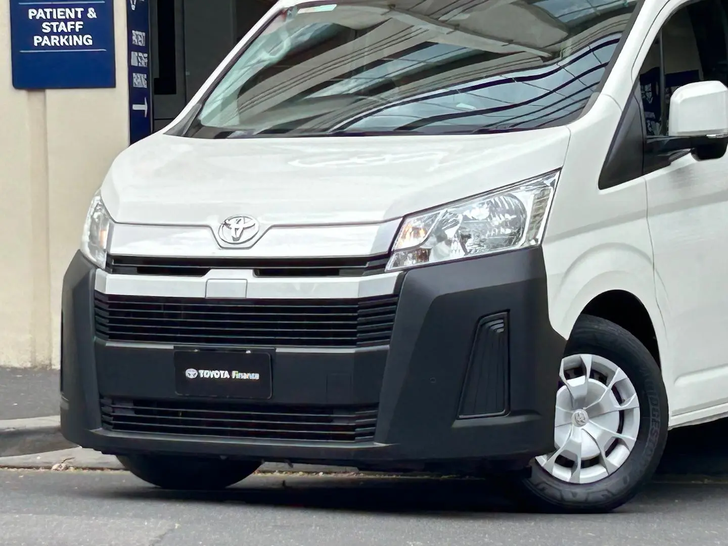 2019 Toyota Hiace Gallery Image 7