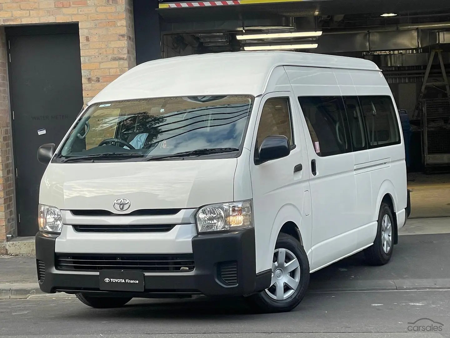 2015 Toyota Hiace Image 4