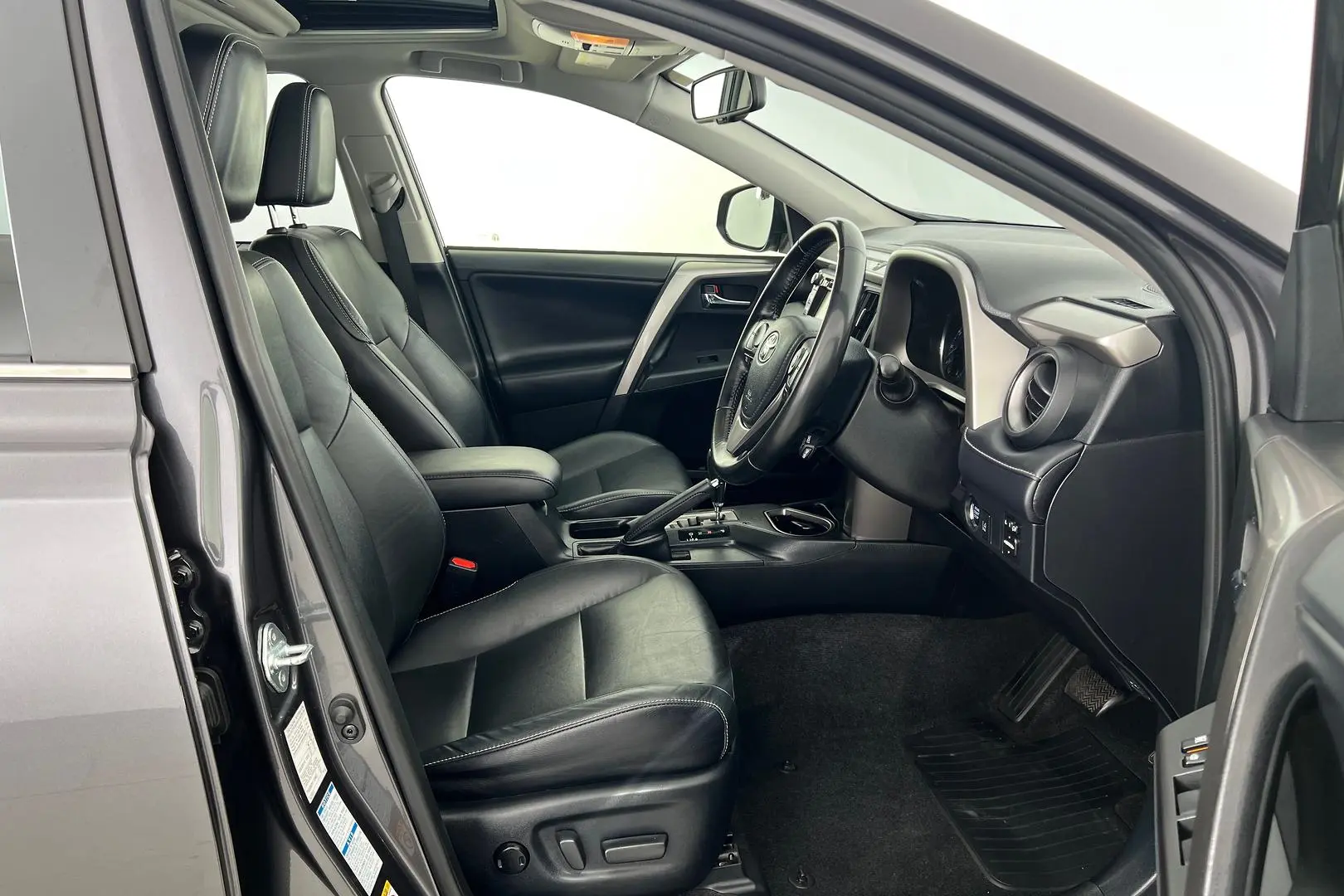 2018 Toyota RAV4 Gallery Image 11