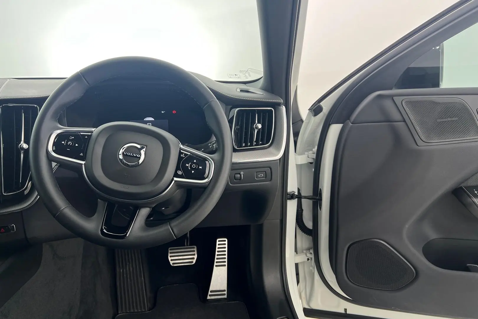 2021 Volvo XC60 Gallery Image 13