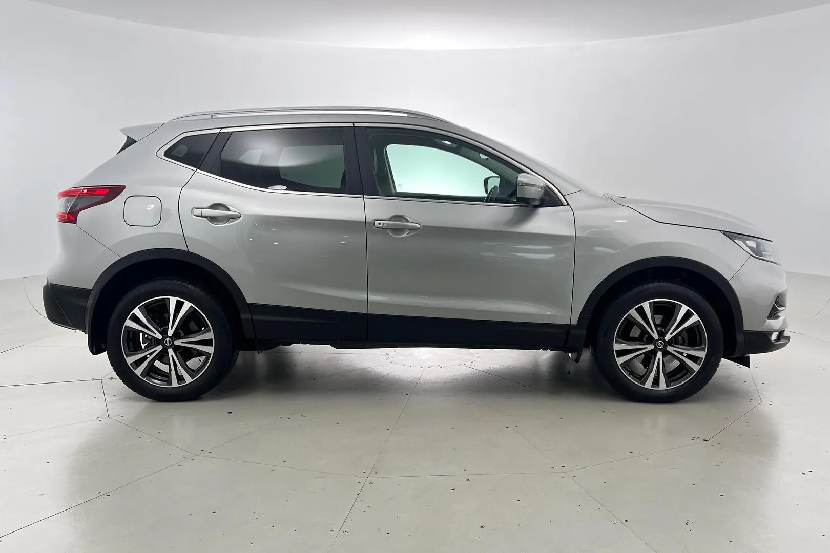 2019 Nissan QASHQAI Gallery Image 3