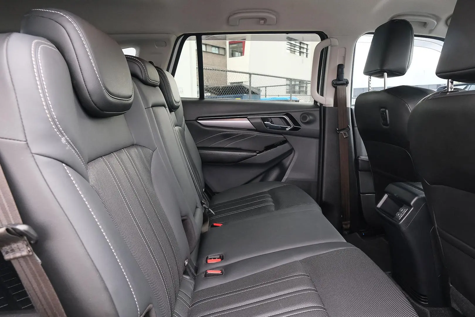 2021 Isuzu MU-X Gallery Image 11