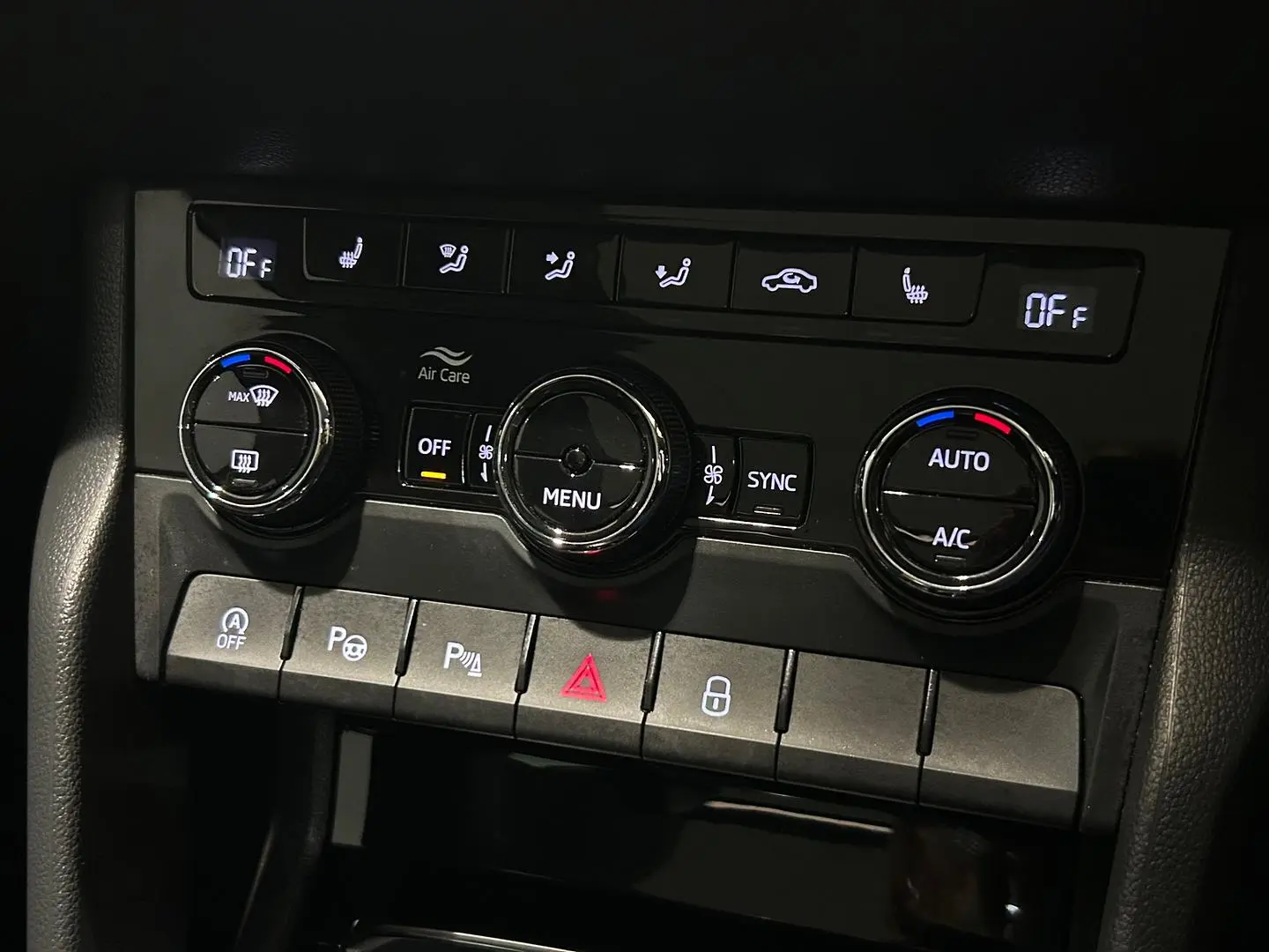 2021 SKODA Karoq Gallery Image 17