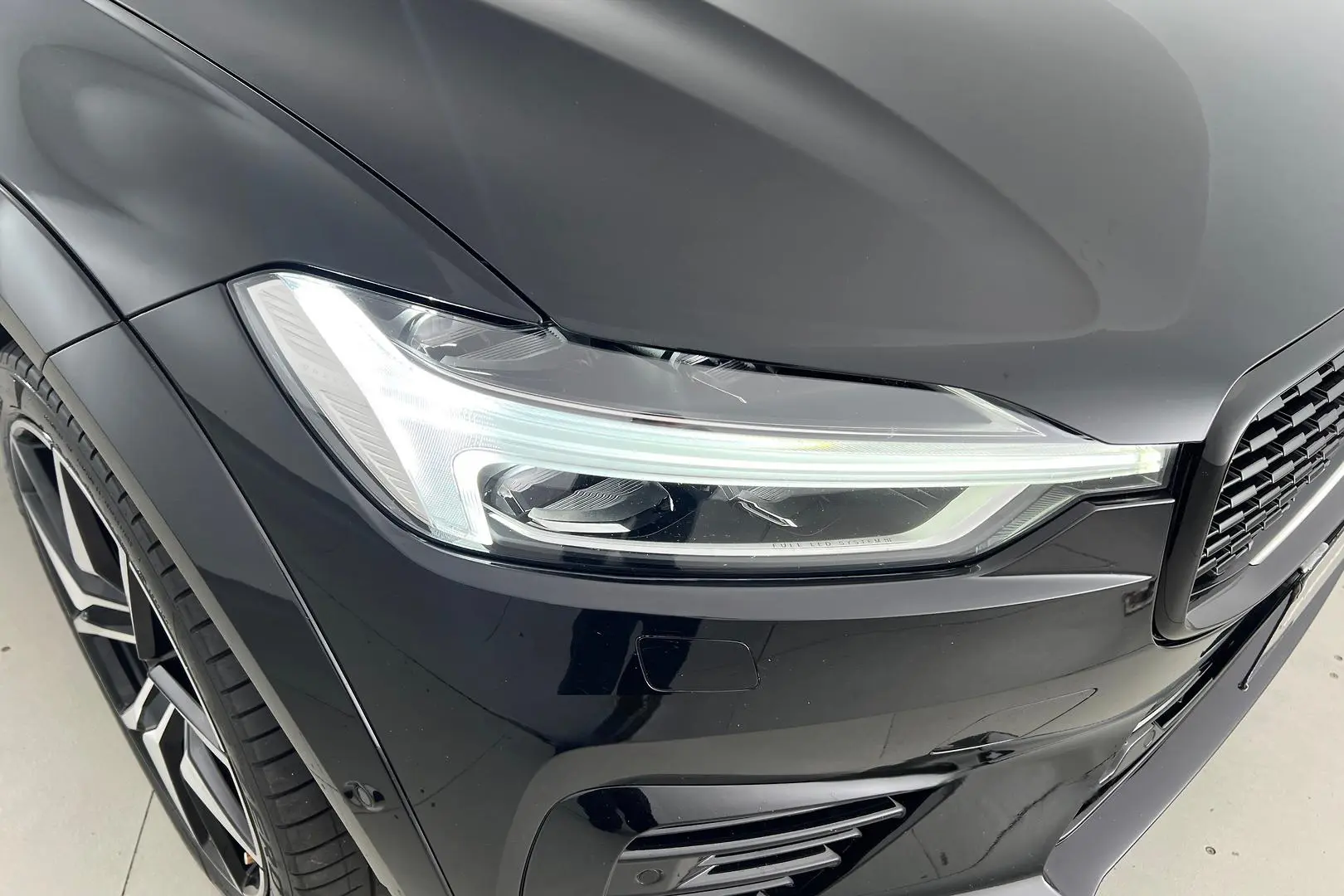 2020 Volvo XC60 Gallery Image 2