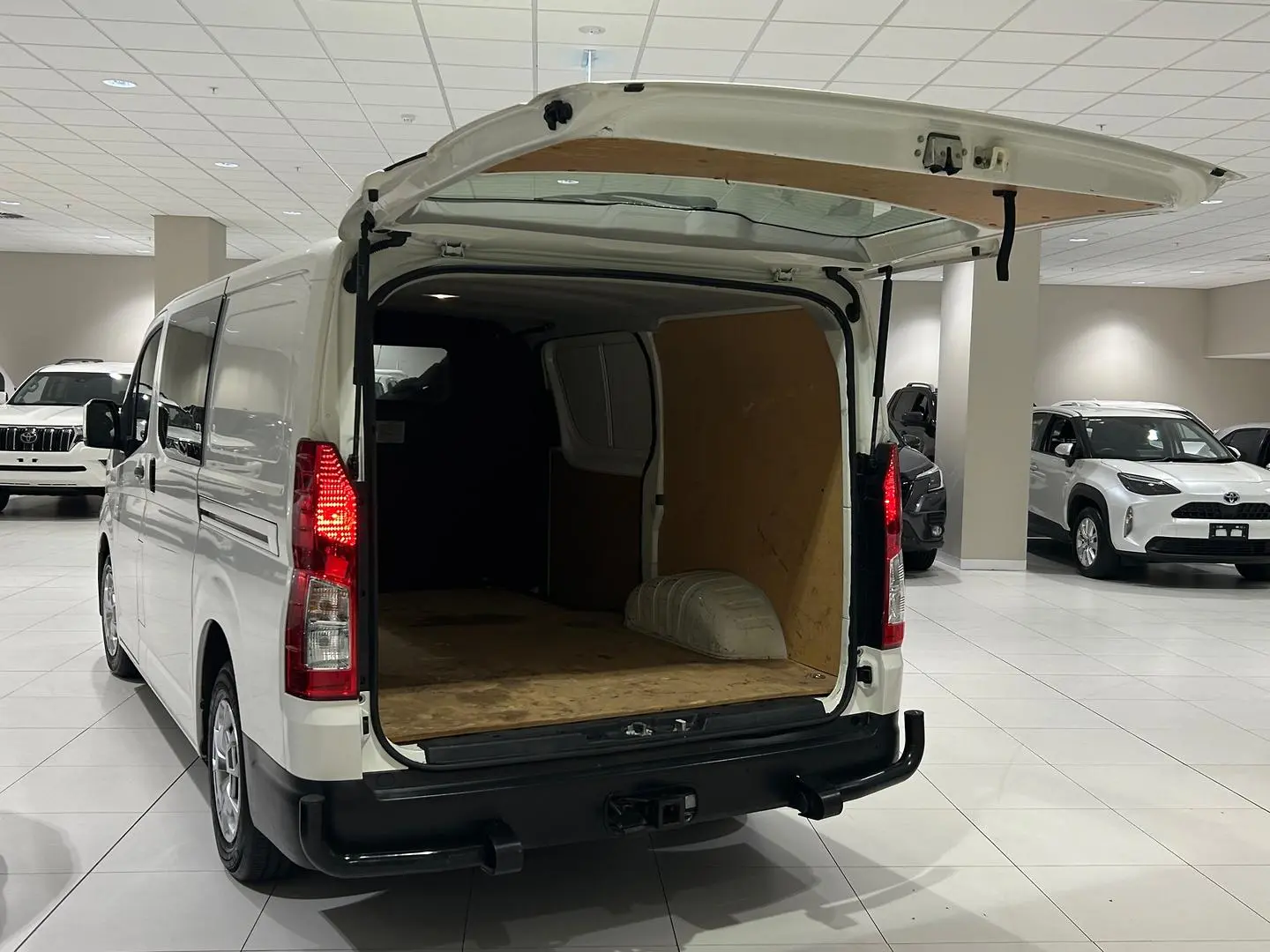 2021 Toyota Hiace Gallery Image 11