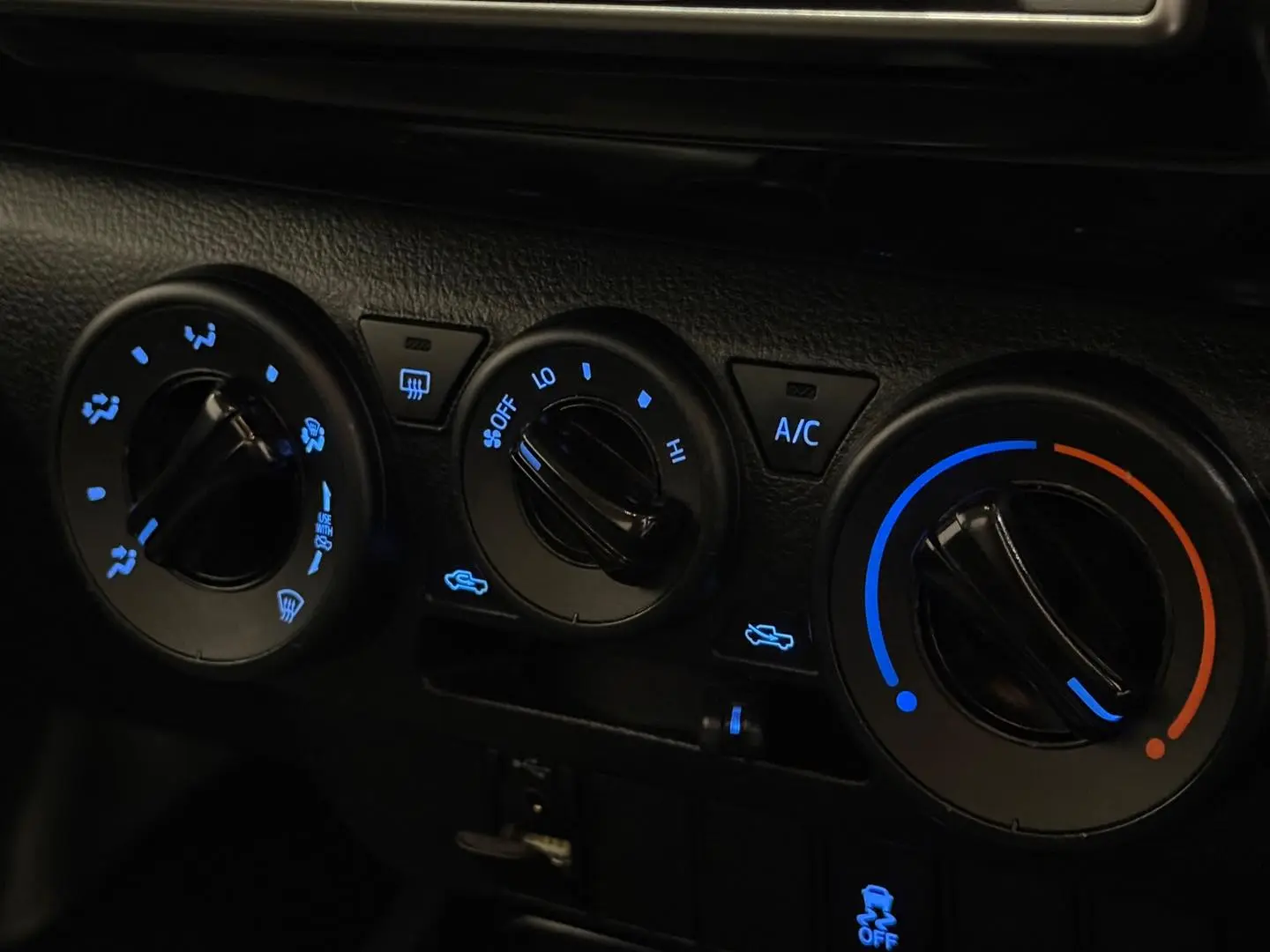 2019 Toyota Hilux Gallery Image 19