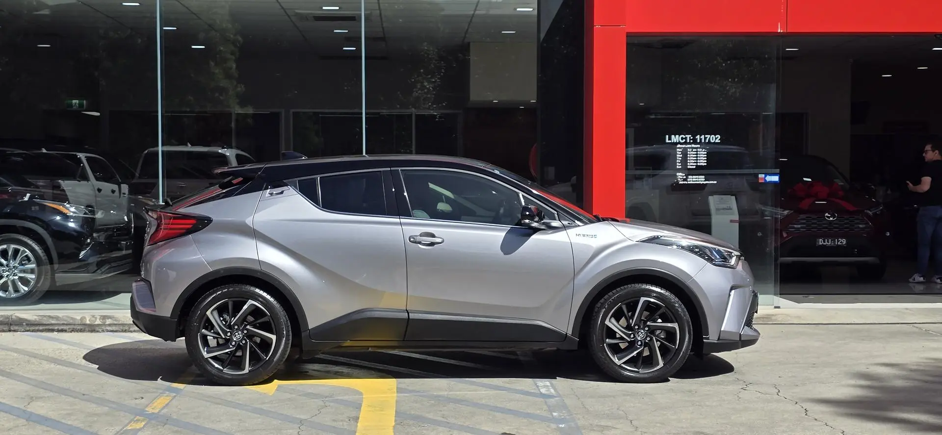 2020 Toyota C-Hr Gallery Image 2