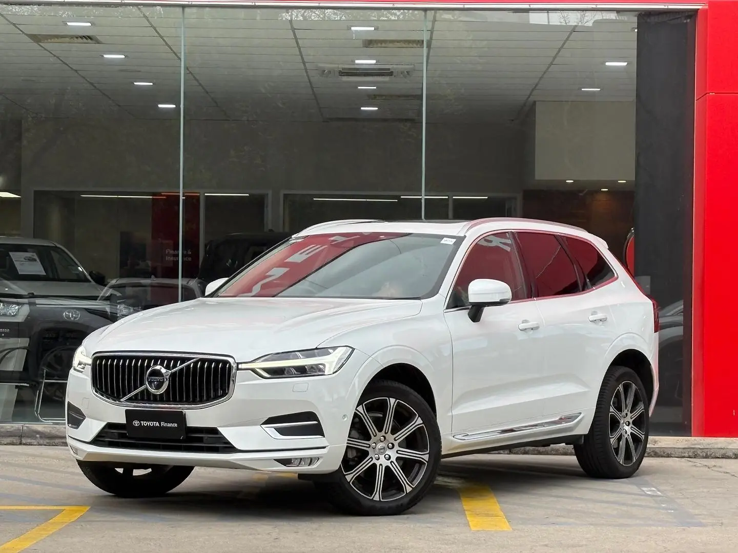 2019 Volvo XC60 Gallery Image 4