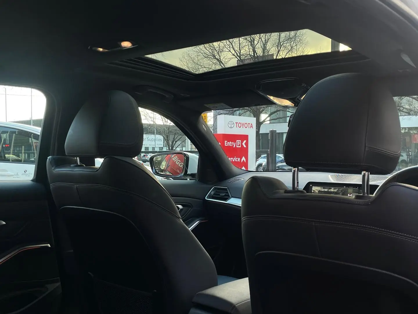2022 BMW 3 Series Gallery Image 2