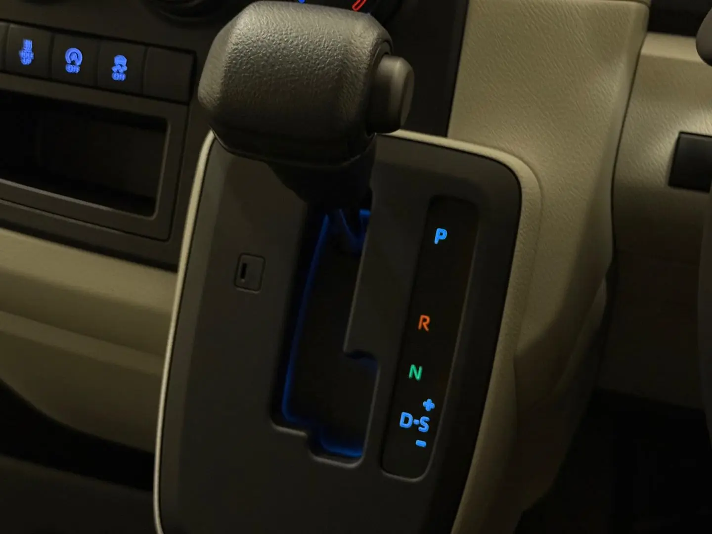 2022 Toyota Hiace Gallery Image 20