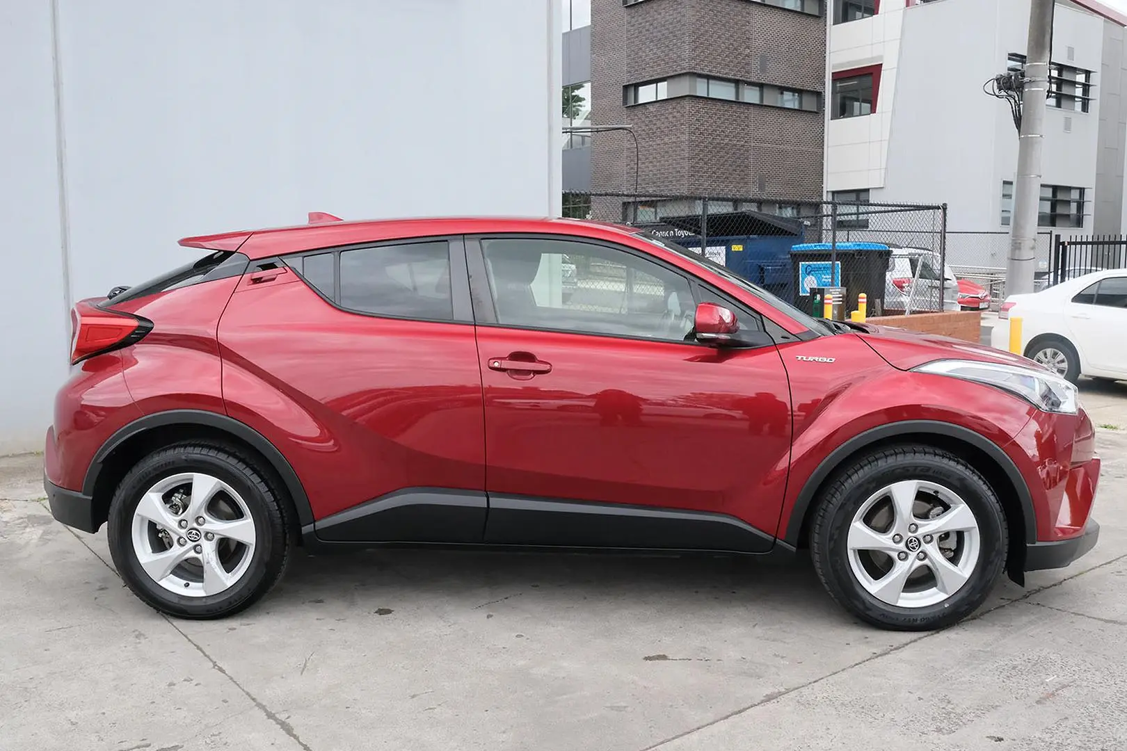 2018 Toyota C-HR Gallery Image 5