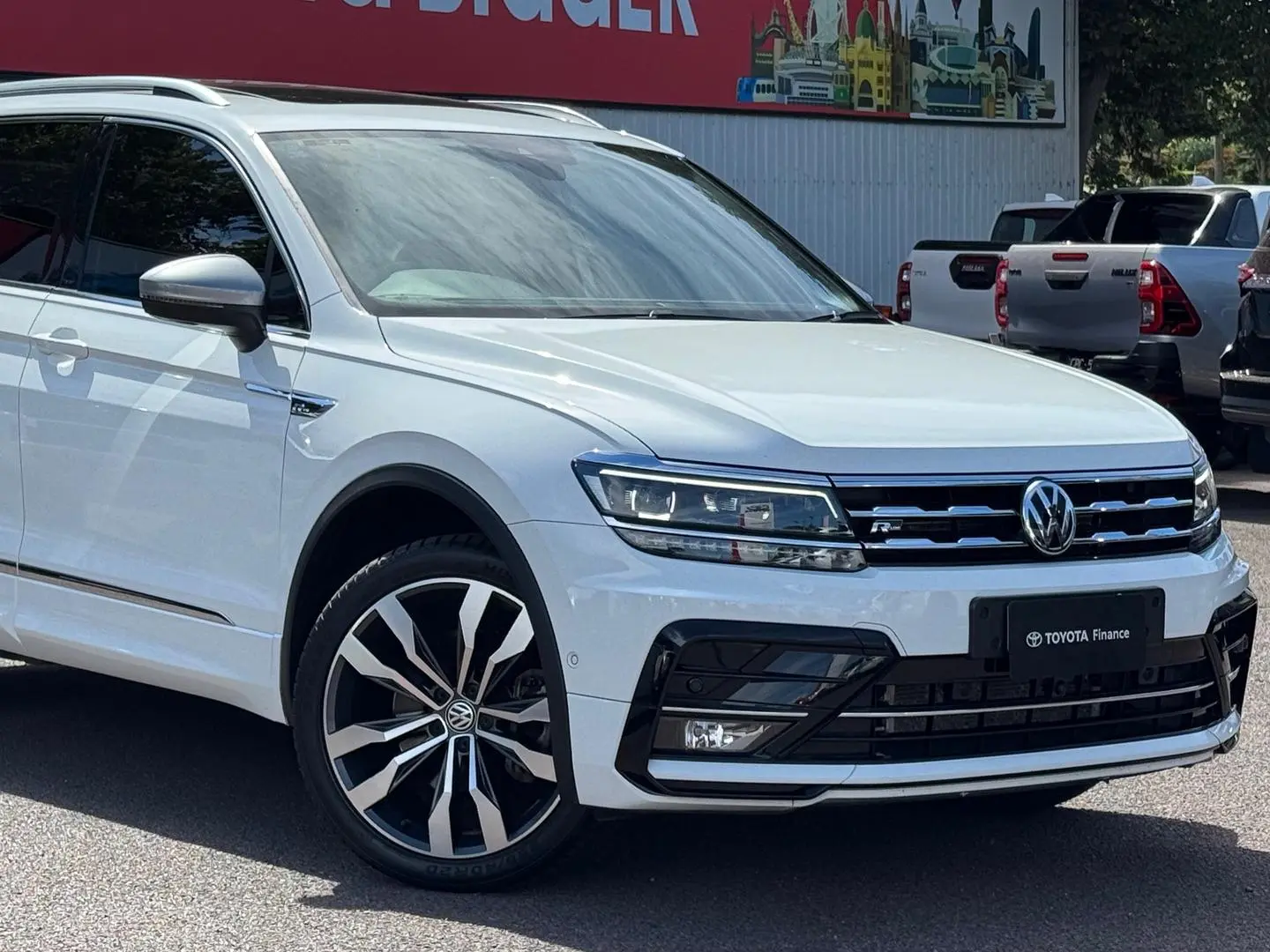 2021 Volkswagen Tiguan Gallery Image 2