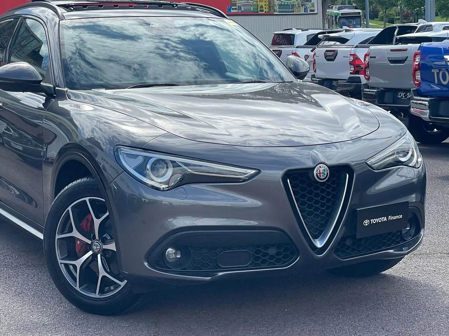 2018 Alfa Romeo Stelvio Gallery Image 2